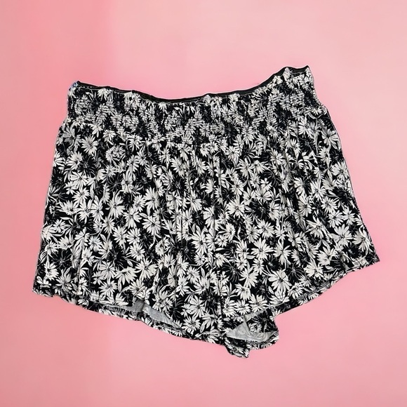 Stretch waist black and white floral shorts, loose flowy fit, super comfy! XL - Picture 1 of 6